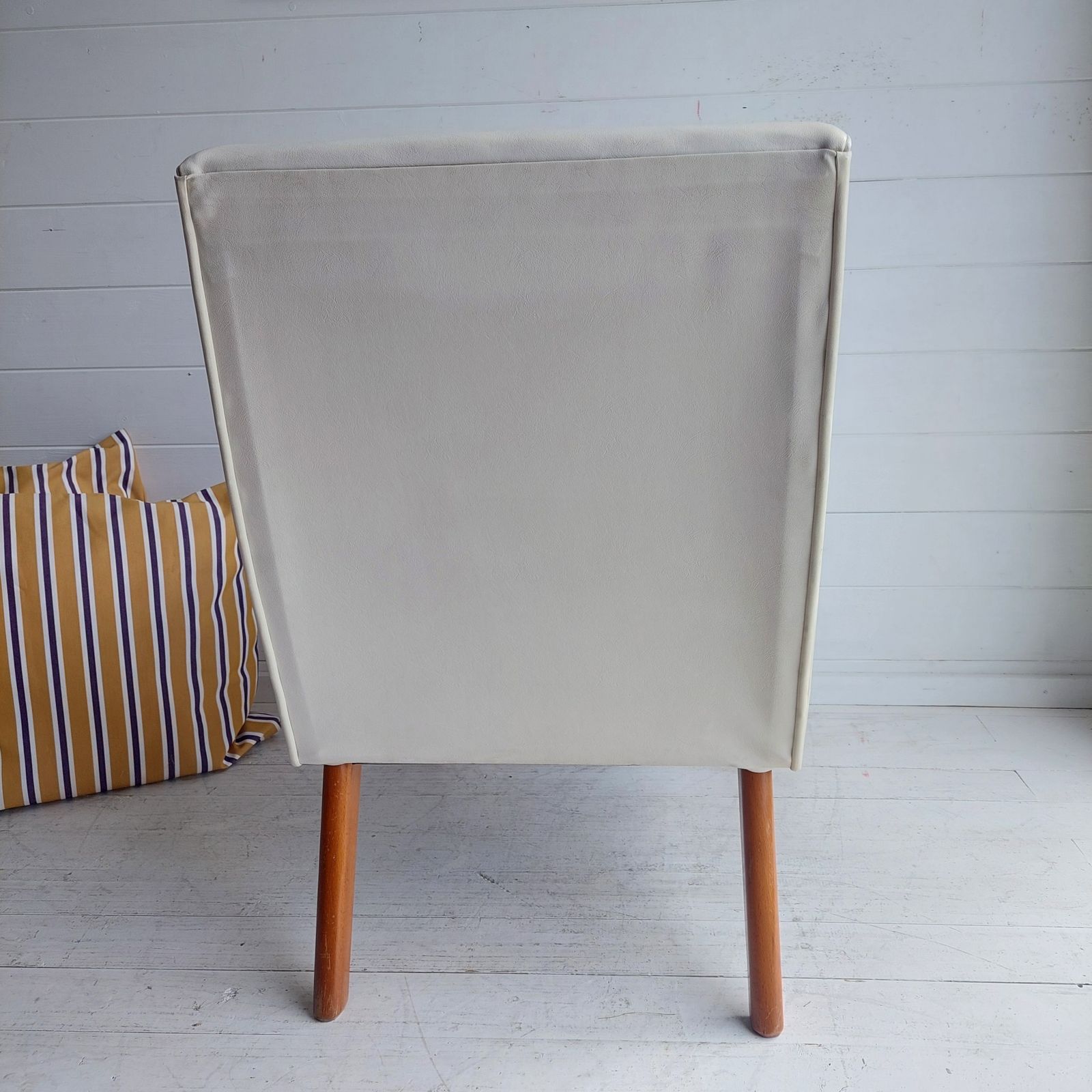 photo vintage Mid Century Scandinavian Danish Style Teak And Vinyl Lounge Chair , Bedroom Cocktail Chair, 1960s
