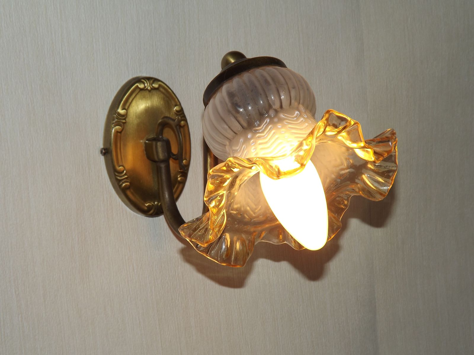 French Mid Century  Brass Single Wall Light With Patterned Frilled Glass Shade. photo furniture