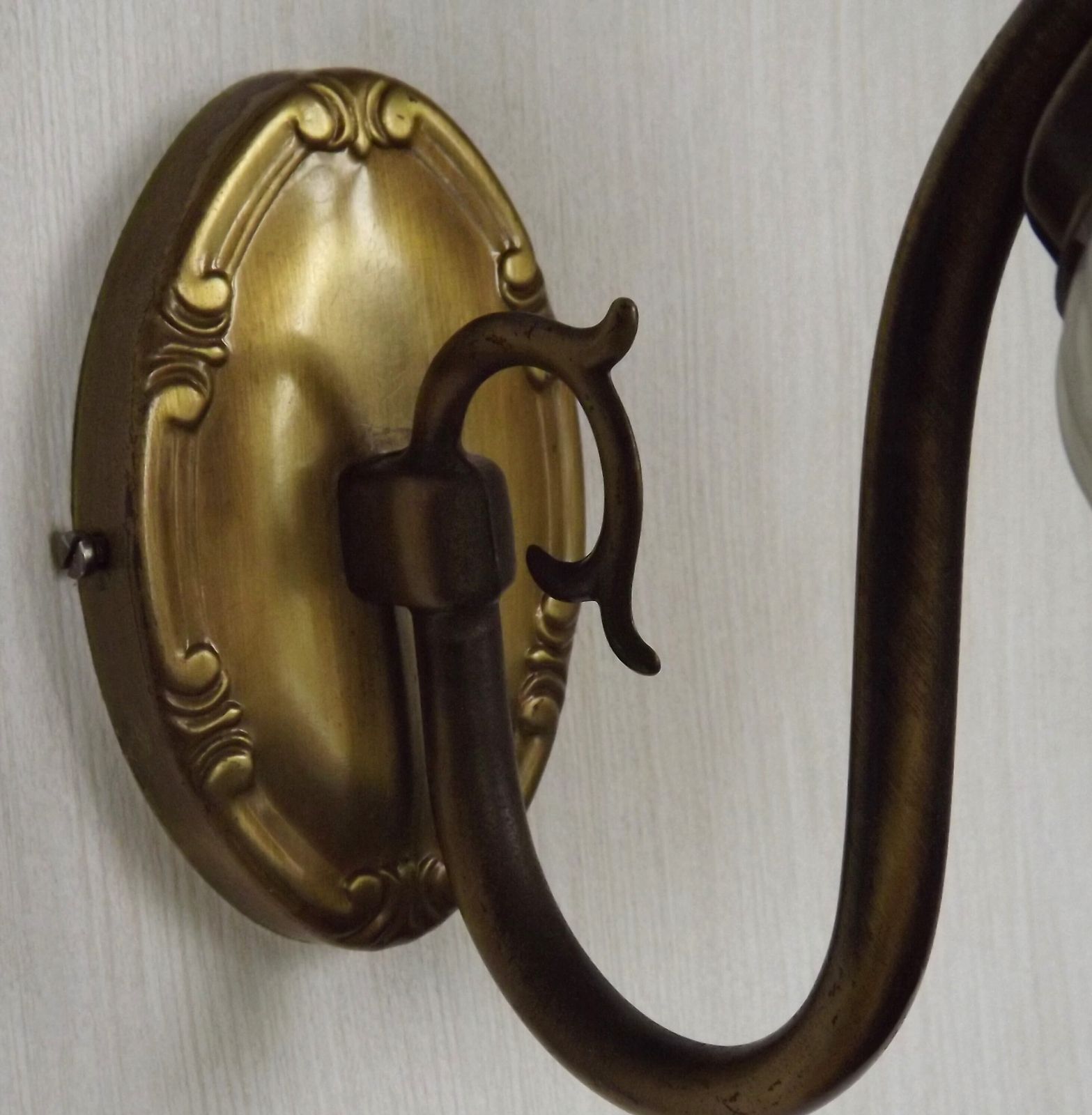 French Mid Century  Brass Single Wall Light With Patterned Frilled Glass Shade. photo vinterior