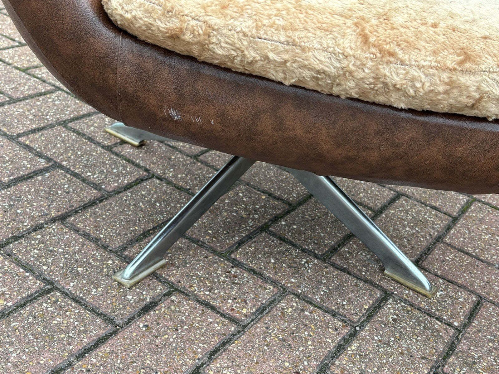 Pair Of Mid Century Swivel Pod Armchairs photo vinterior