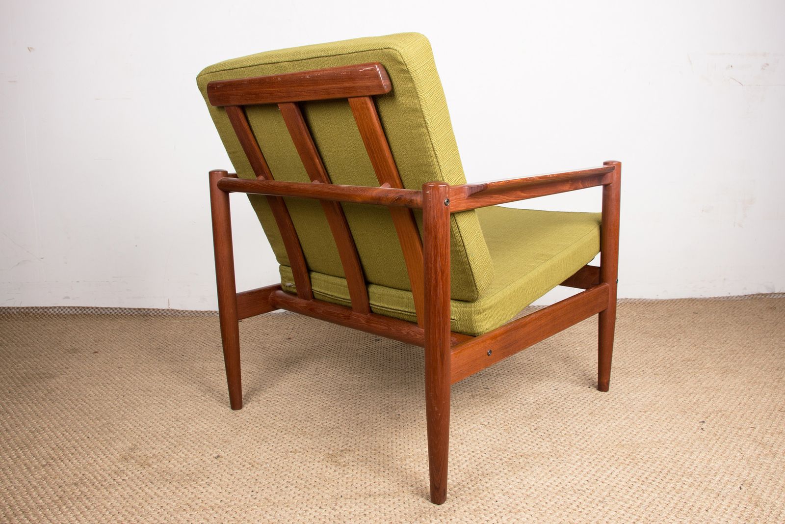 photo furniture Fauteuil danois en teck et tissu, par Børge Jensen & Sønner pour Bernstorffsminde Møbelfabrik A/S, 1960.