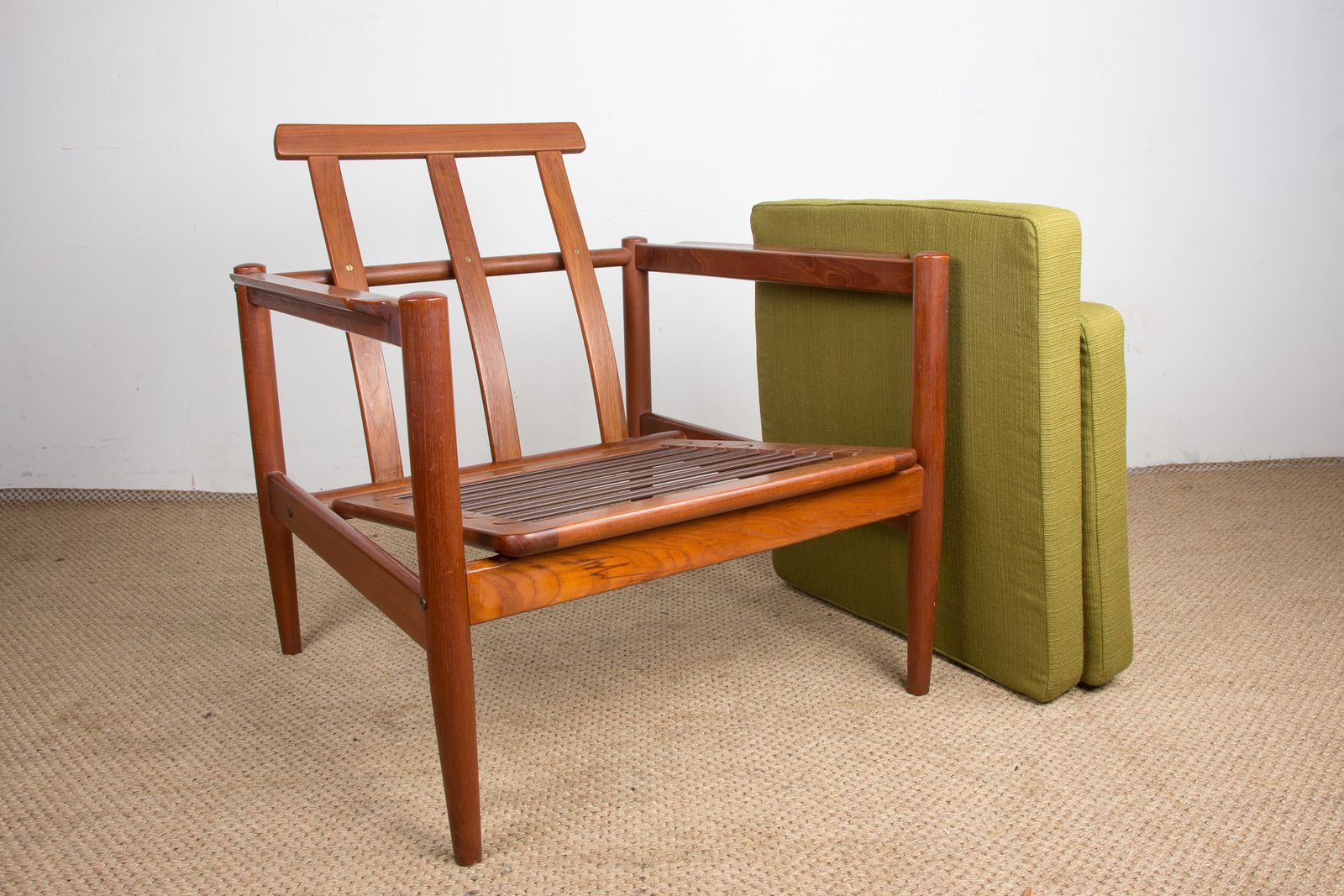 photo for sale Fauteuil danois en teck et tissu, par Børge Jensen & Sønner pour Bernstorffsminde Møbelfabrik A/S, 1960.