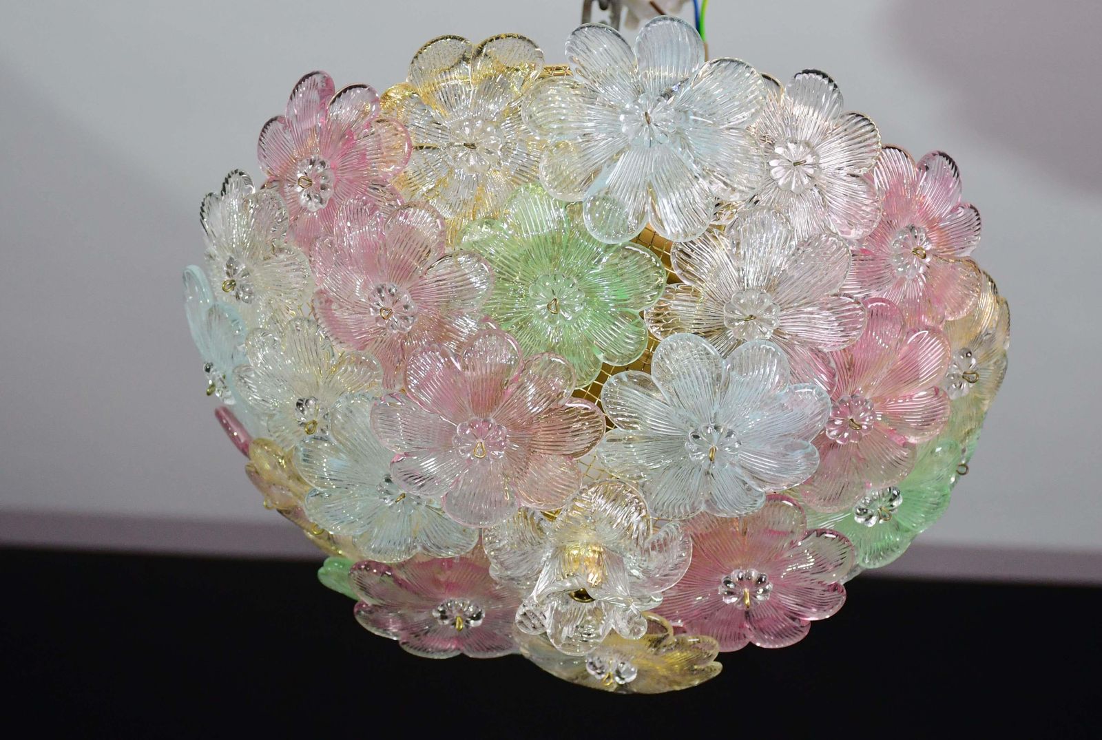photo furniture Charming Murano Barovier & Toso Flowers Flush Light Fixture, Ceiling, 1960s