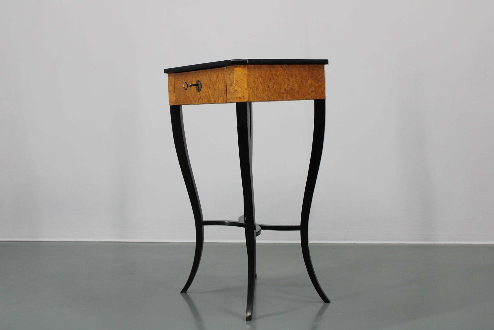 19e Eeuwse Biedermeier Naaitable, Oostenrijk photo Meubels