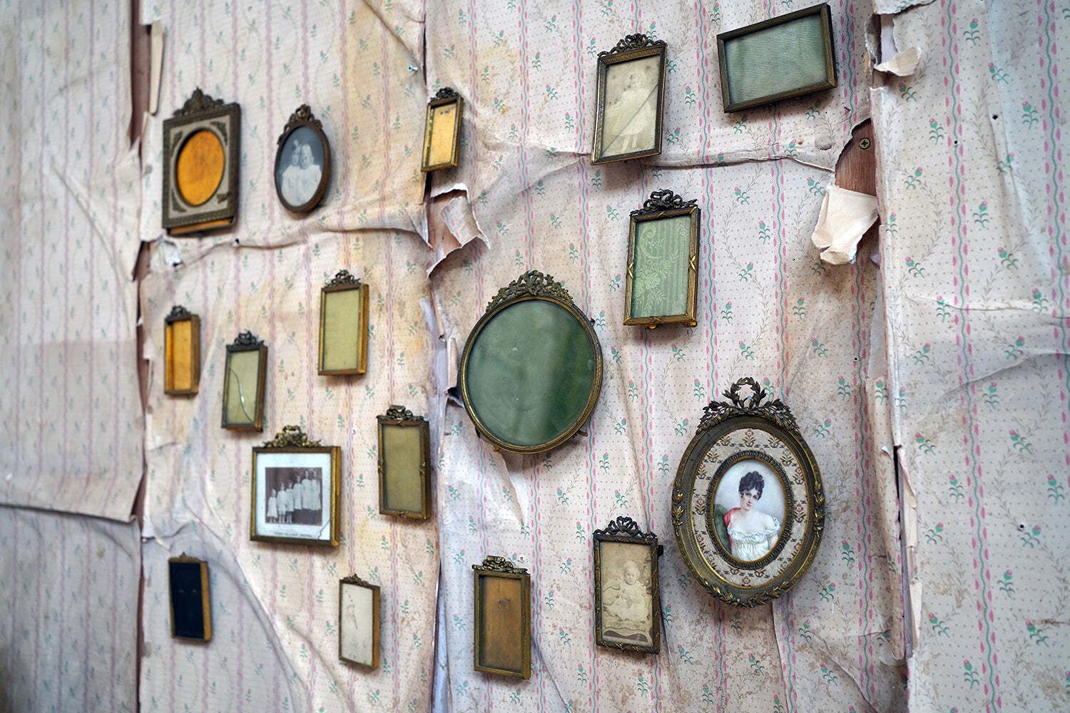 A Large Collection Of Seventeen Late Victorian & Edwardian Gilt Metal Photograph Frames C.1900