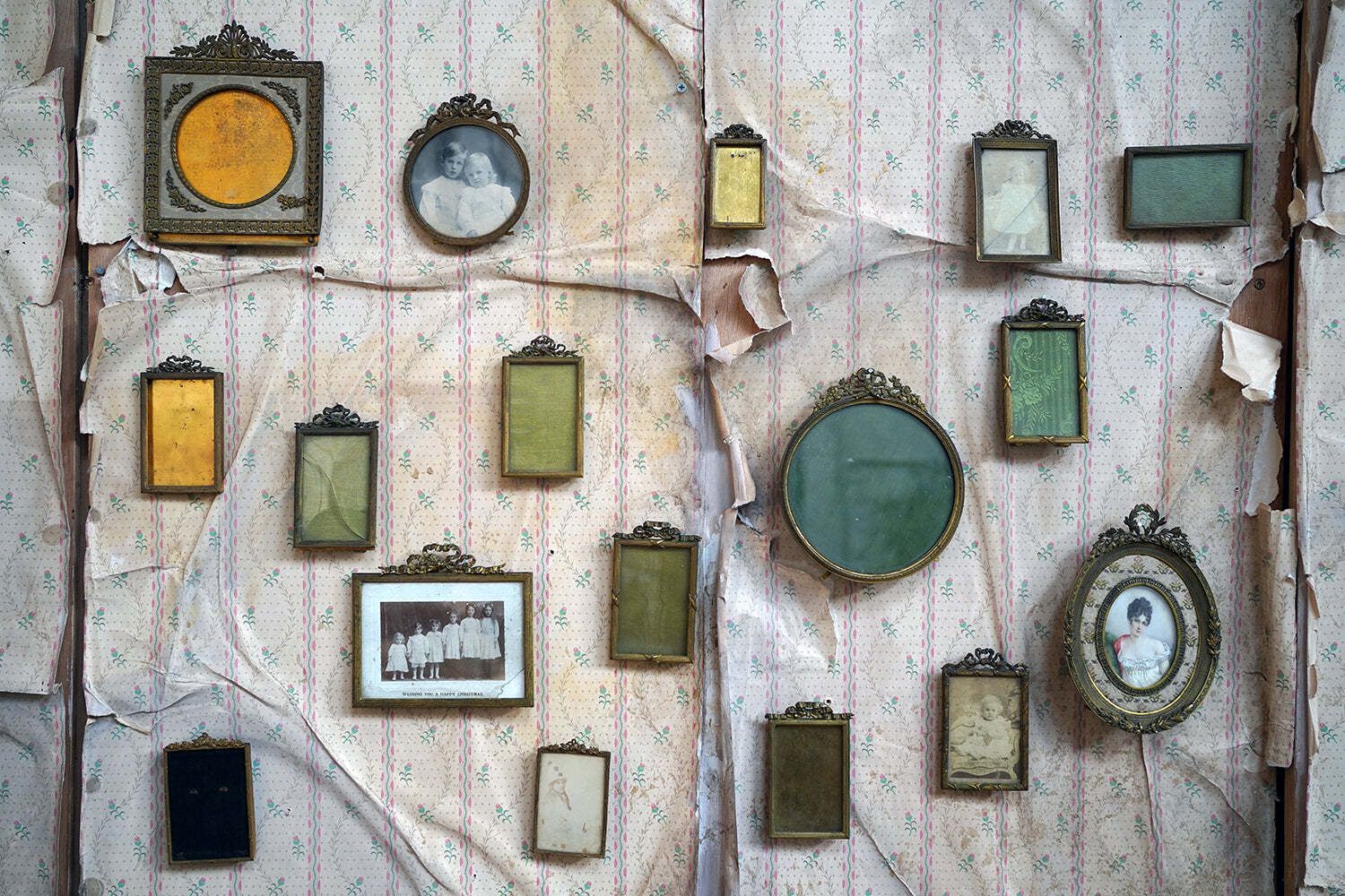 A Large Collection Of Seventeen Late Victorian & Edwardian Gilt Metal Photograph Frames C.1900 photo furniture