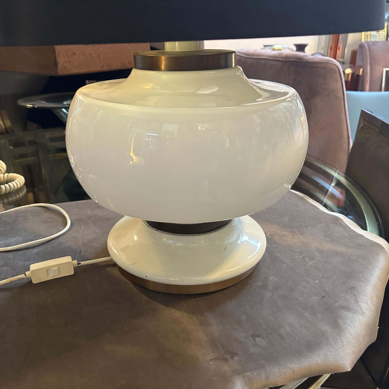 photo vinterior 1970s Mid Century Modern White Opaline Glass And Brass Italian Table Lamp