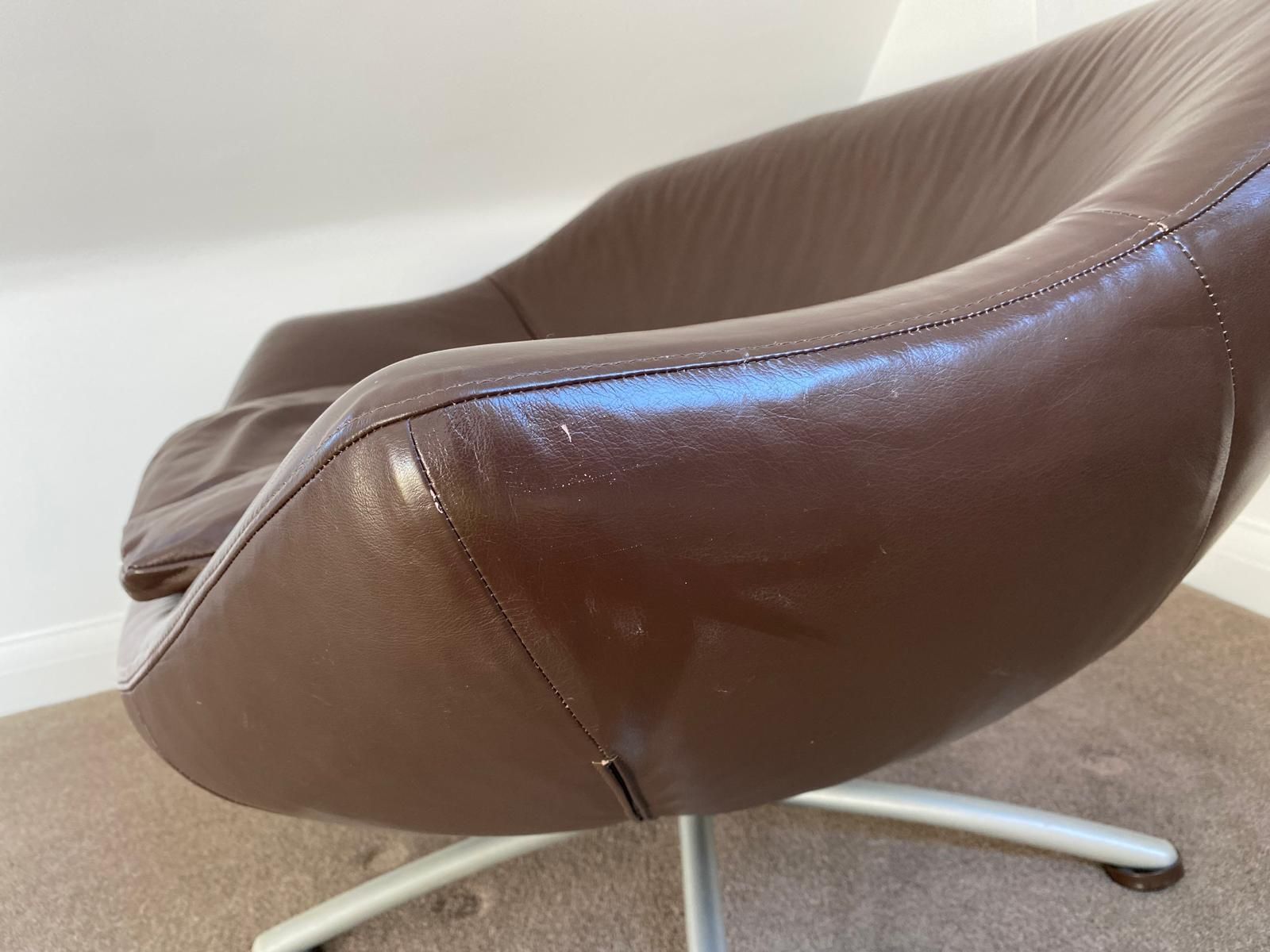 photo vintage Gerard Van Den Berg “Gigi” Leather Swivel Chair From Heals.