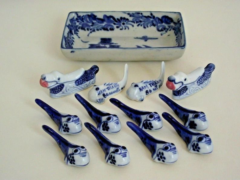 12 porte-baguettes en faïence bleue et blanche en forme de poisson et plateau, Viet Nam