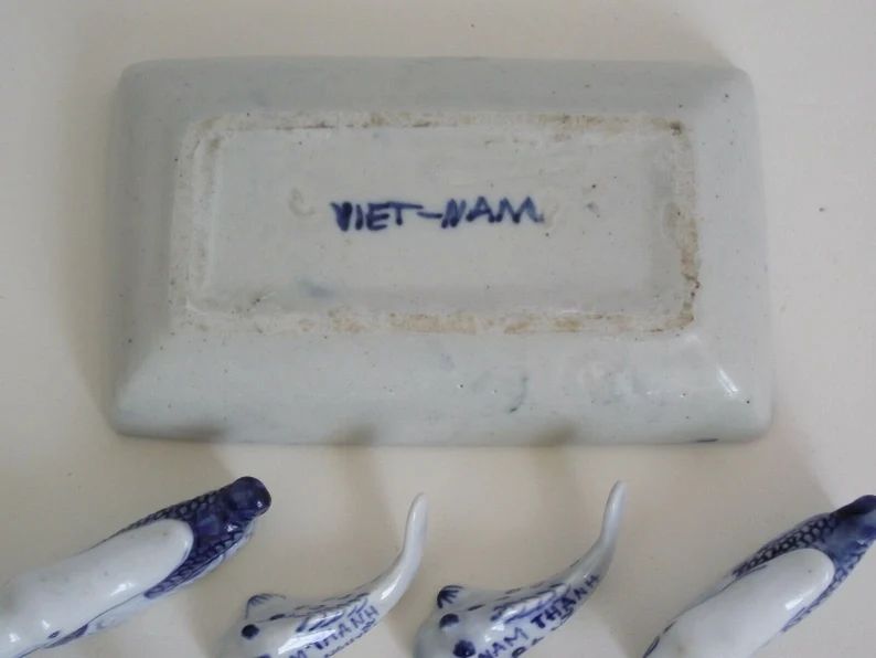 12 porte-baguettes en faïence bleue et blanche en forme de poisson et plateau, Viet Nam photo vinterior