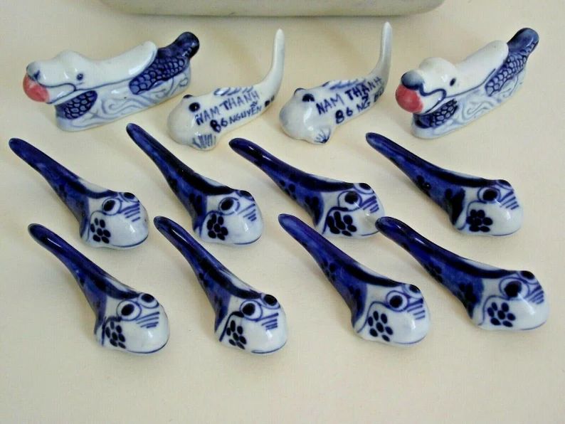 12 porte-baguettes en faïence bleue et blanche en forme de poisson et plateau, Viet Nam photo for sale