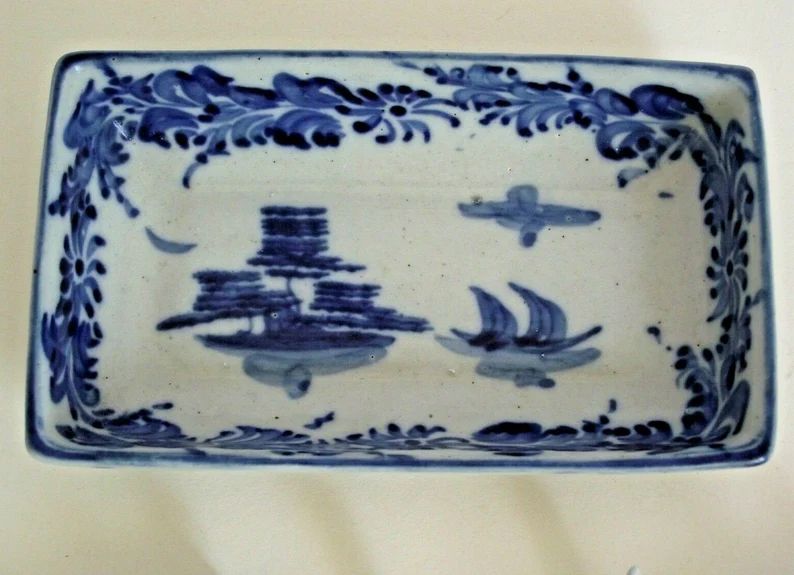 photo furniture 12 porte-baguettes en faïence bleue et blanche en forme de poisson et plateau, Viet Nam