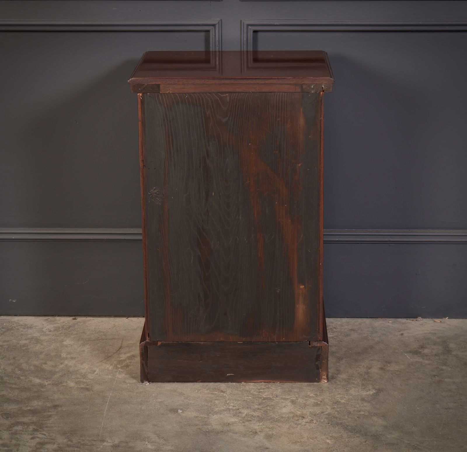 photo furniture Pair Of Mahogany Bedside Chests