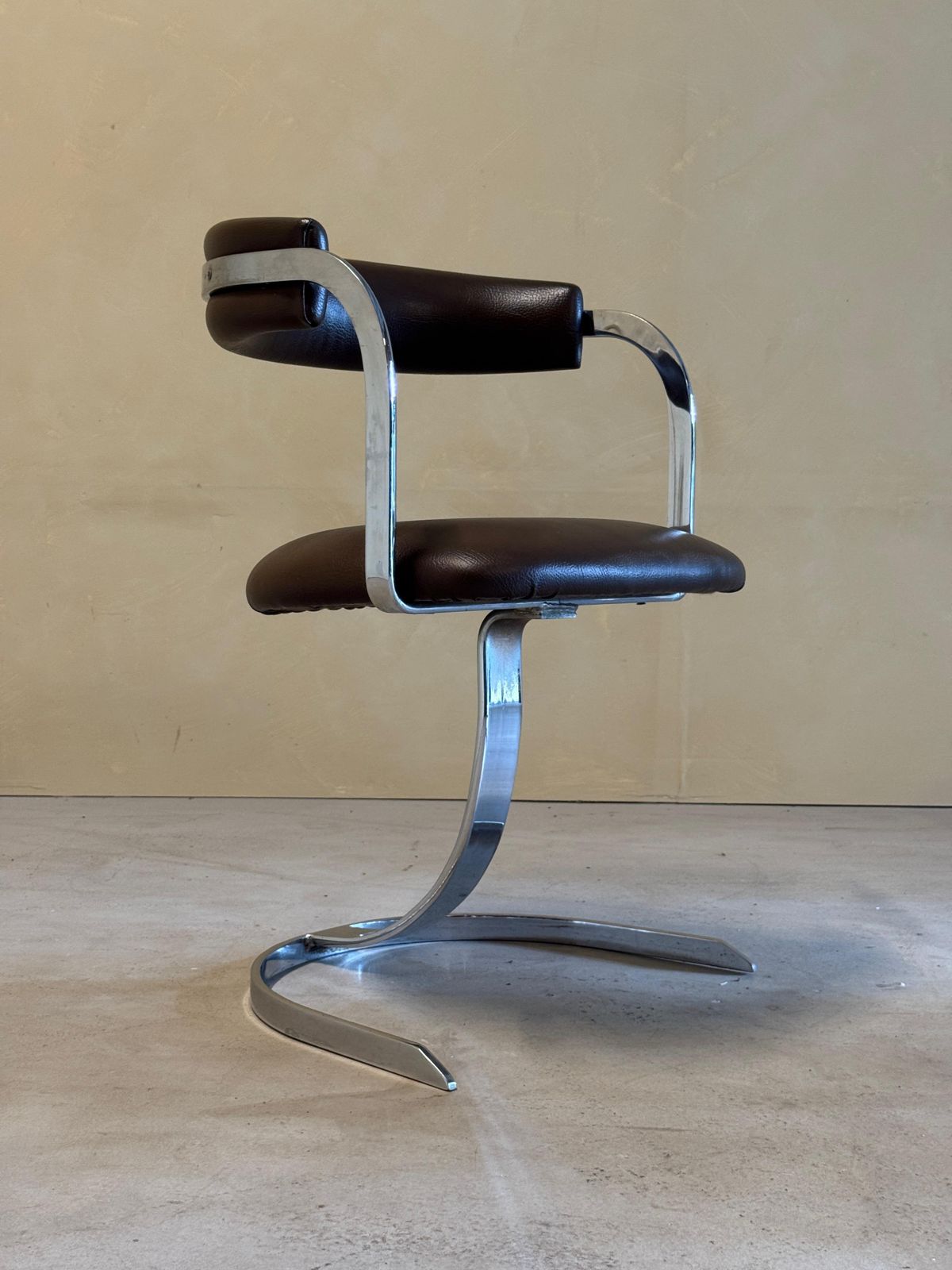 photo furniture Set Of 4 Cast Iron Chromed Diningchairs With Brown Leather Seating, 1970s