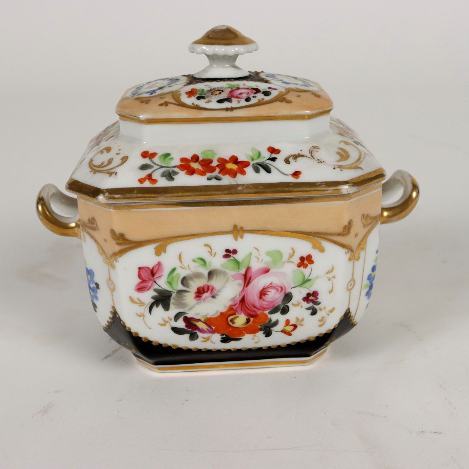 photo vinterior Ancient Tea Set White Porcelain Europe '800 Cups Gold Decorations