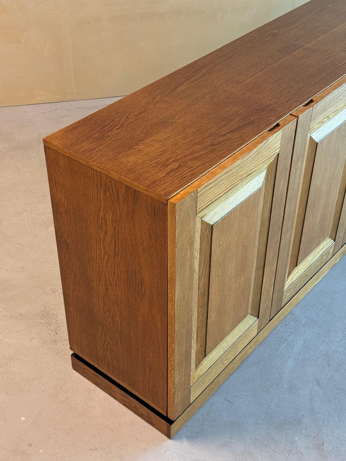 photo vinterior Grote Eiken Brutalistische Credenza, Midden 20e Eeuw
