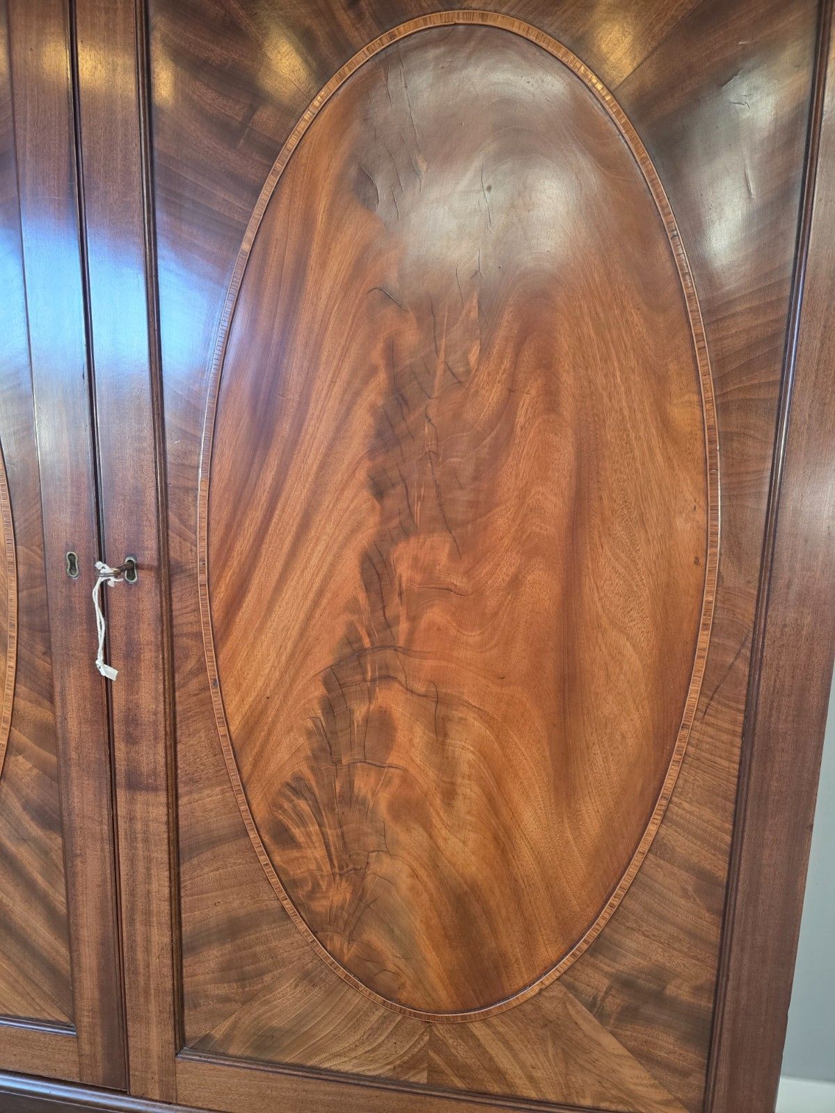 photo vinterior Antique Mahogany Linen Press
