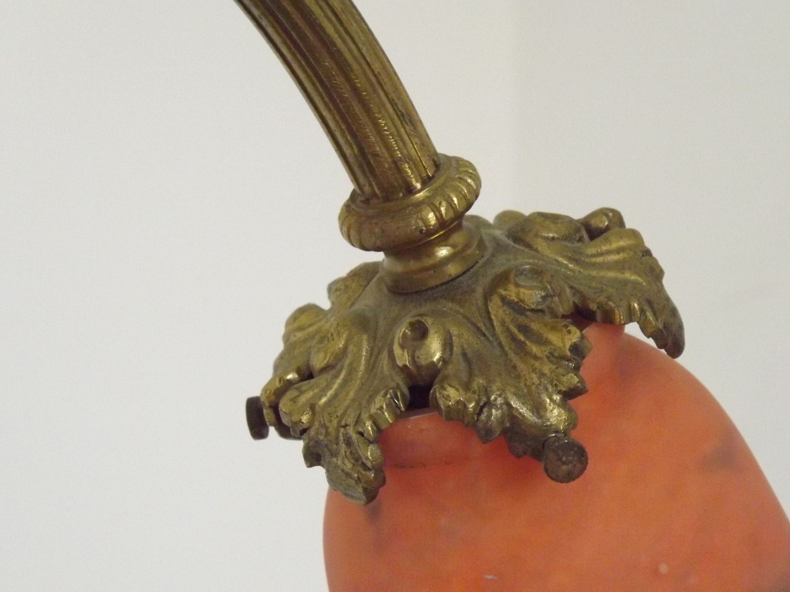 Lustre Art Nouveau français à 3 lumières en bronze, avec abat-jour en verre d'art orange et vert photo buy