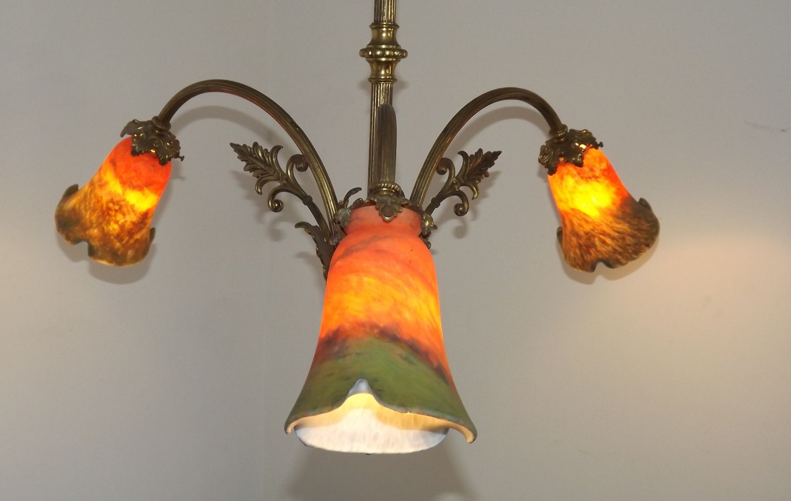 Lustre Art Nouveau français à 3 lumières en bronze, avec abat-jour en verre d'art orange et vert photo for sale