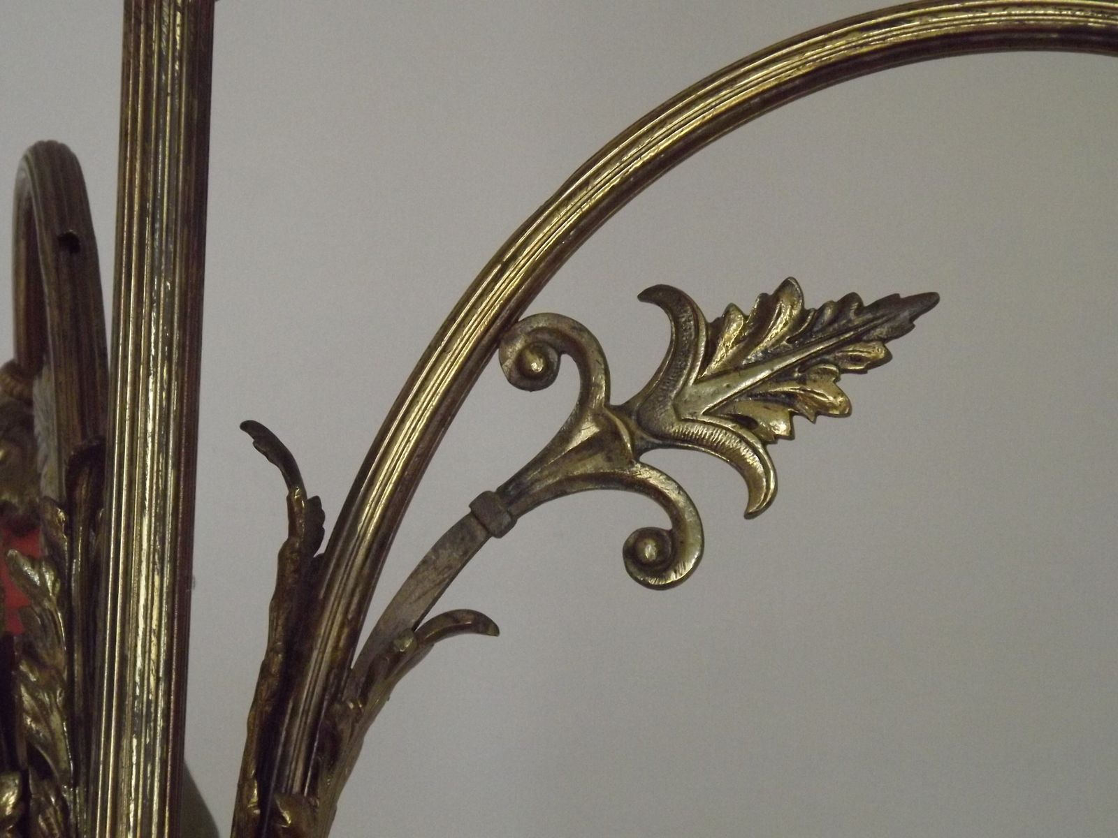 photo furniture Lustre Art Nouveau français à 3 lumières en bronze, avec abat-jour en verre d'art orange et vert