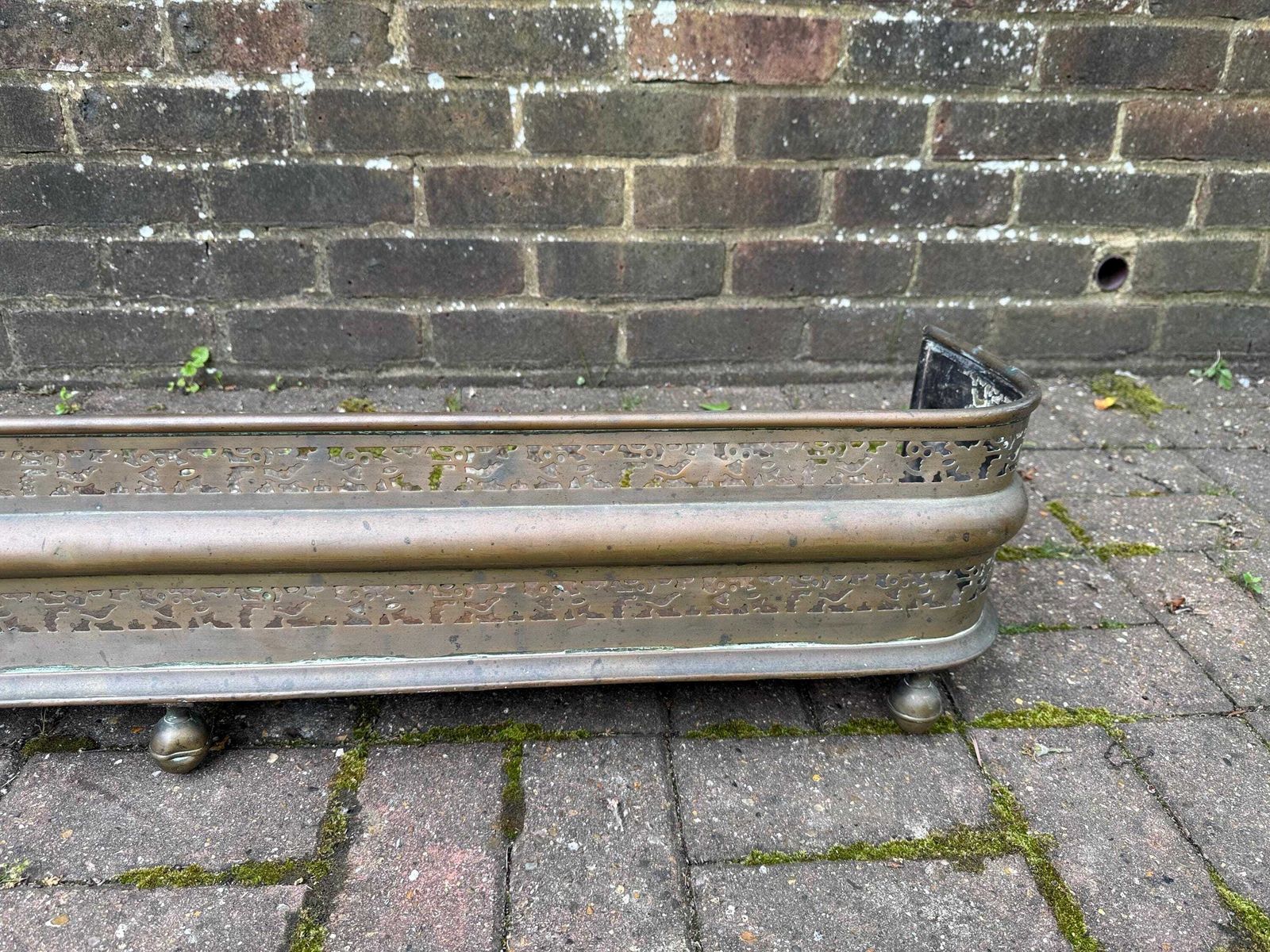 Victorian Pierced Brass Metal Quality Fireplace Fender, Fire Hearth Guard   Attractive Detail, Vgc photo Home Fixtures