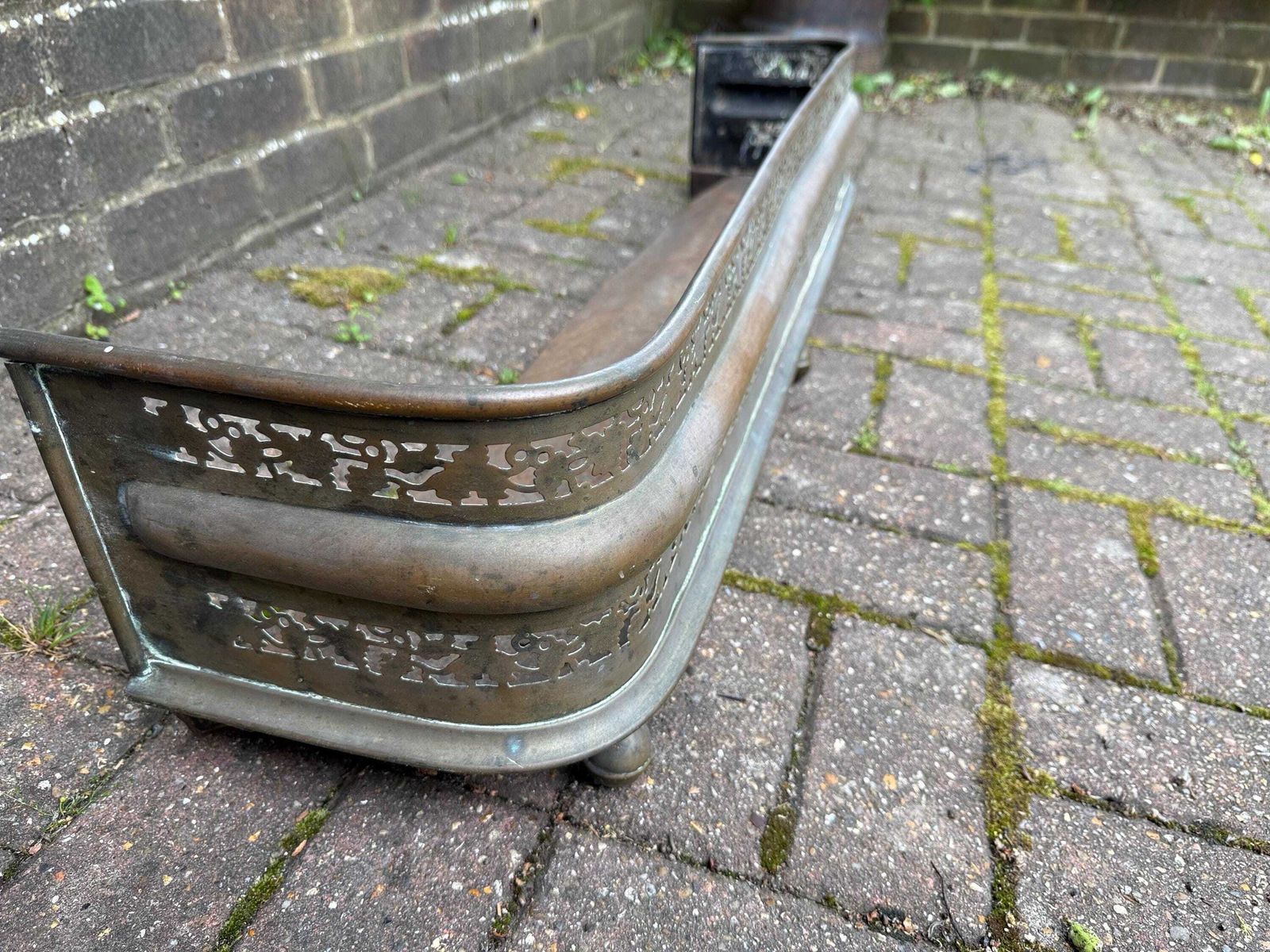 Victorian Pierced Brass Metal Quality Fireplace Fender, Fire Hearth Guard   Attractive Detail, Vgc photo vinterior