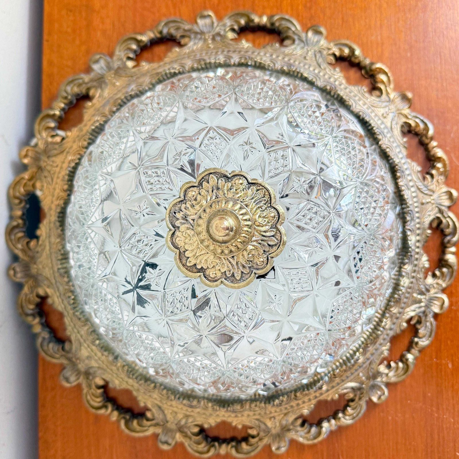Vintage Xl Plafondlamp   Diameter 36 Cm / 14,17"   Messing, Geslepen Glas, Porselein   Made In Spain   Jaren 1960   Plafondmontage   Art Deco photo vinterior