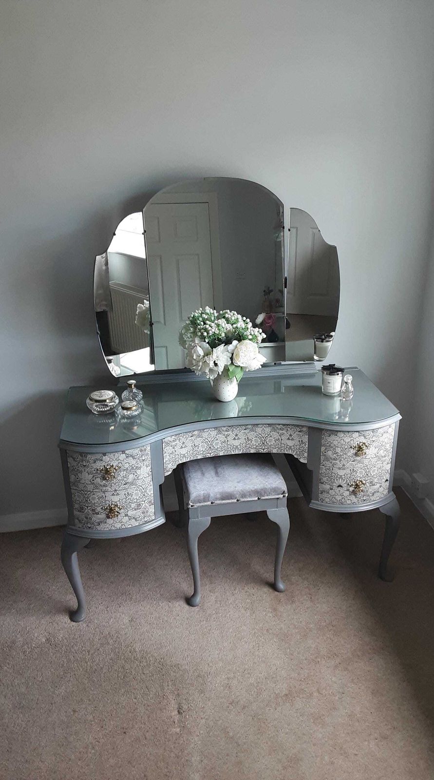 Queen Anne Style Dressing Table. photo Furniture