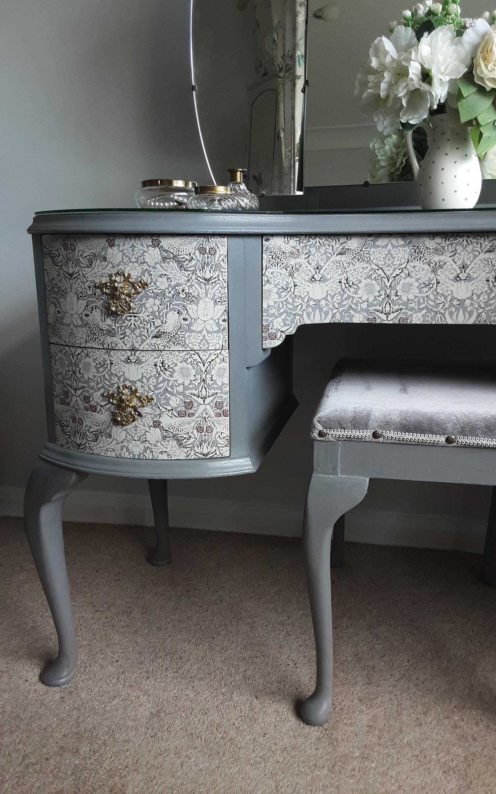 Queen Anne Style Dressing Table. photo vintage