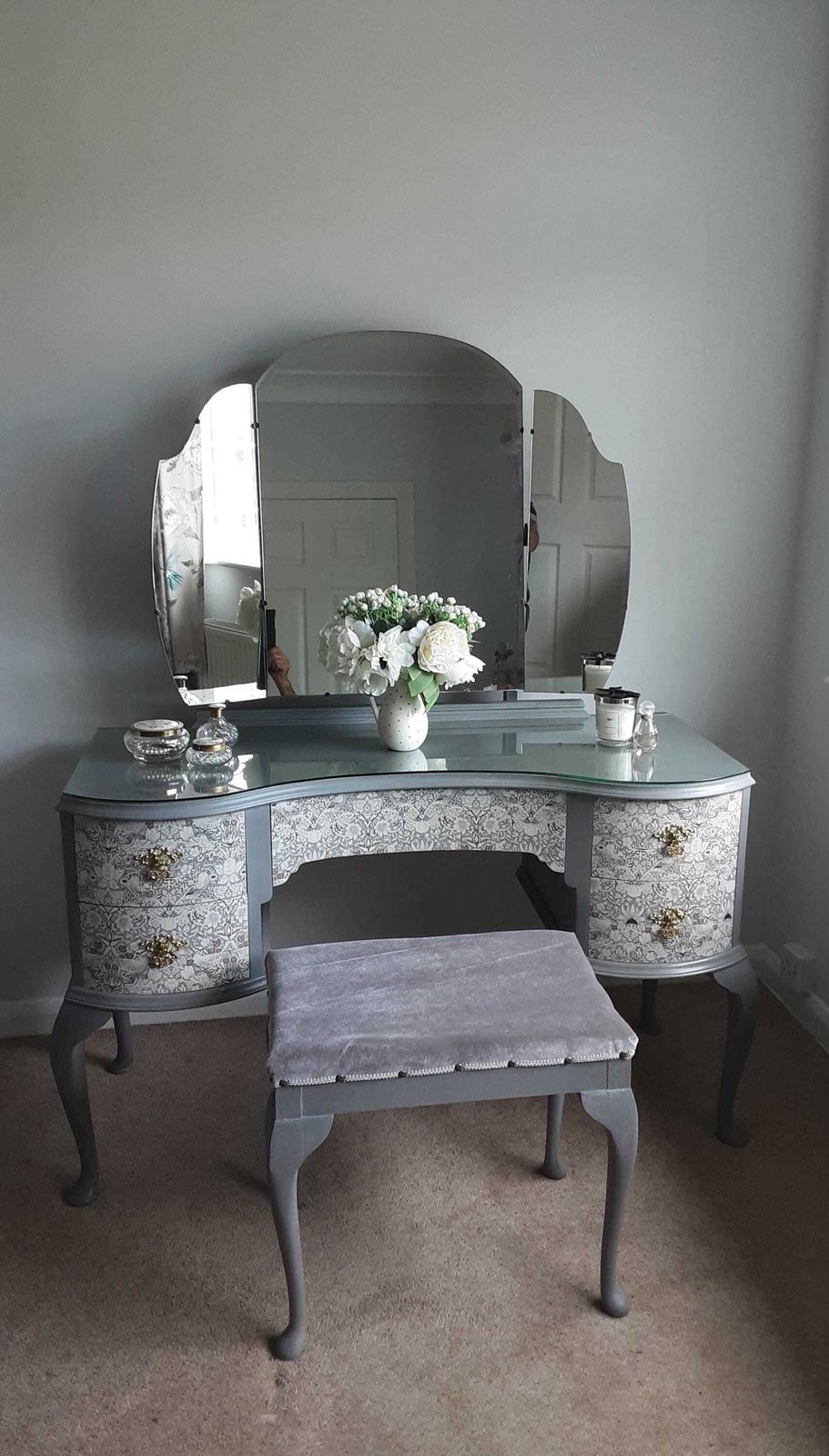 photo furniture Queen Anne Style Dressing Table.