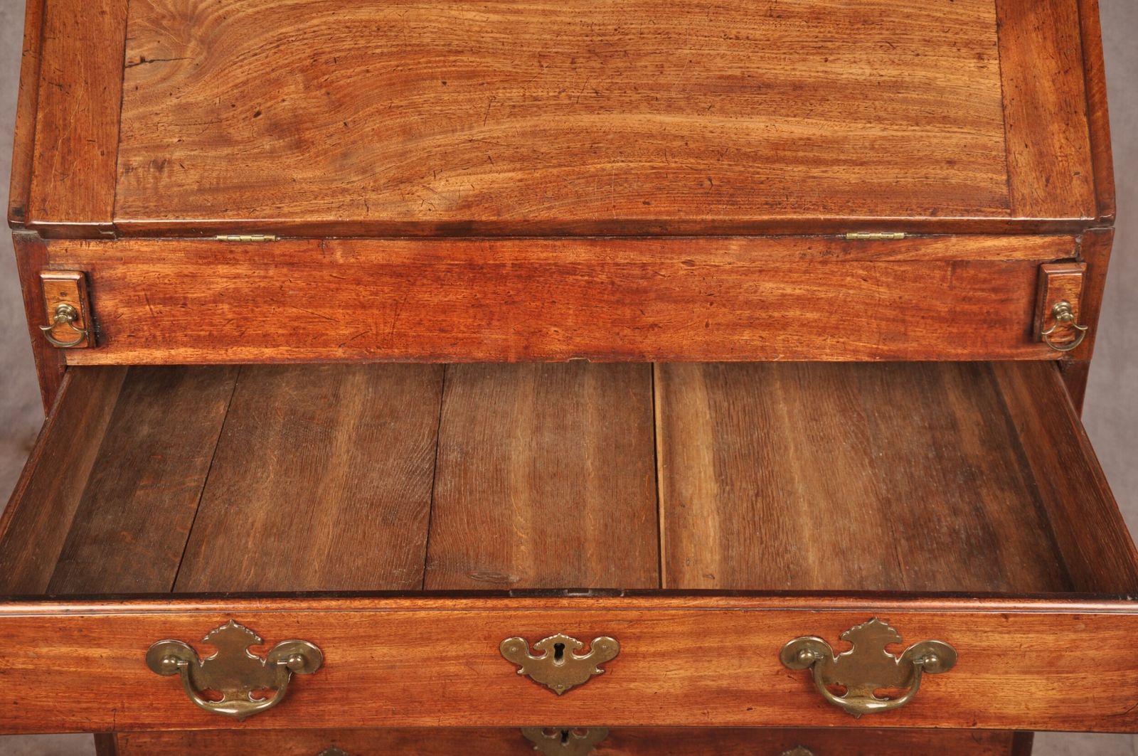 photo vinterior A Fine Small Early 18th Century Mahogany Bureau