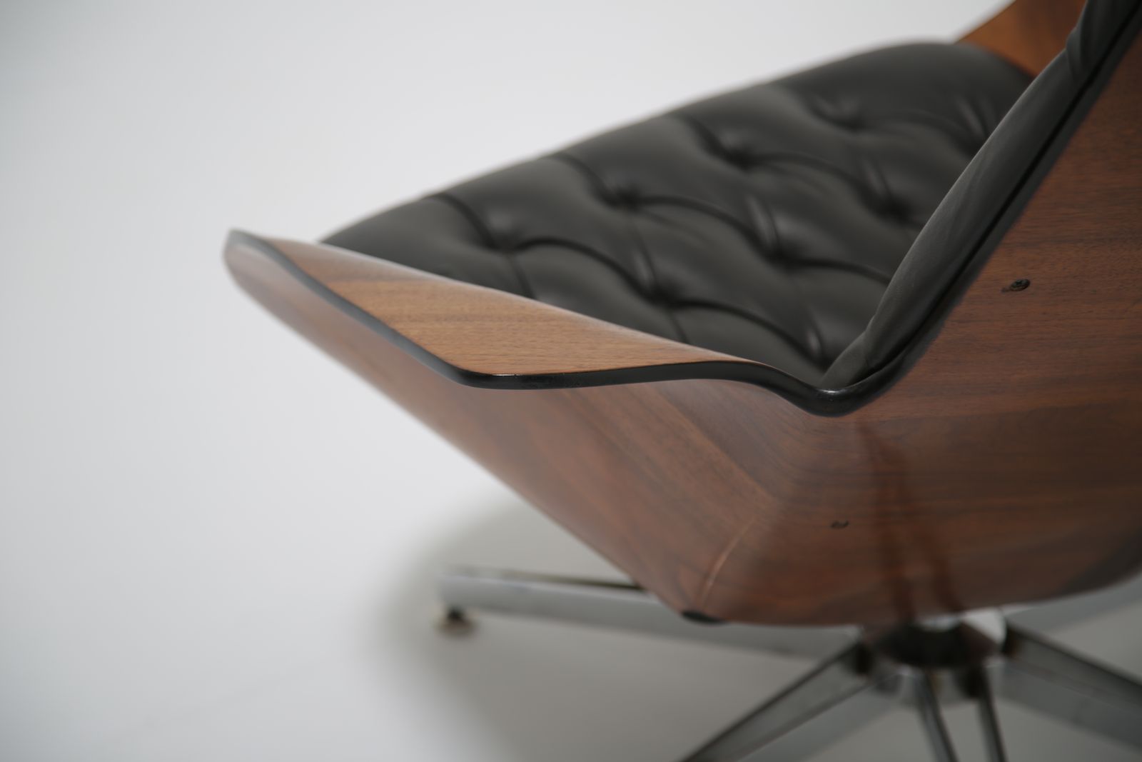 George Mulhauser For Plycraft: Iconic 'Mr. Chair' Lounge Chair In Sculpted Walnut & Black Leather, USA, 1960s photo furniture