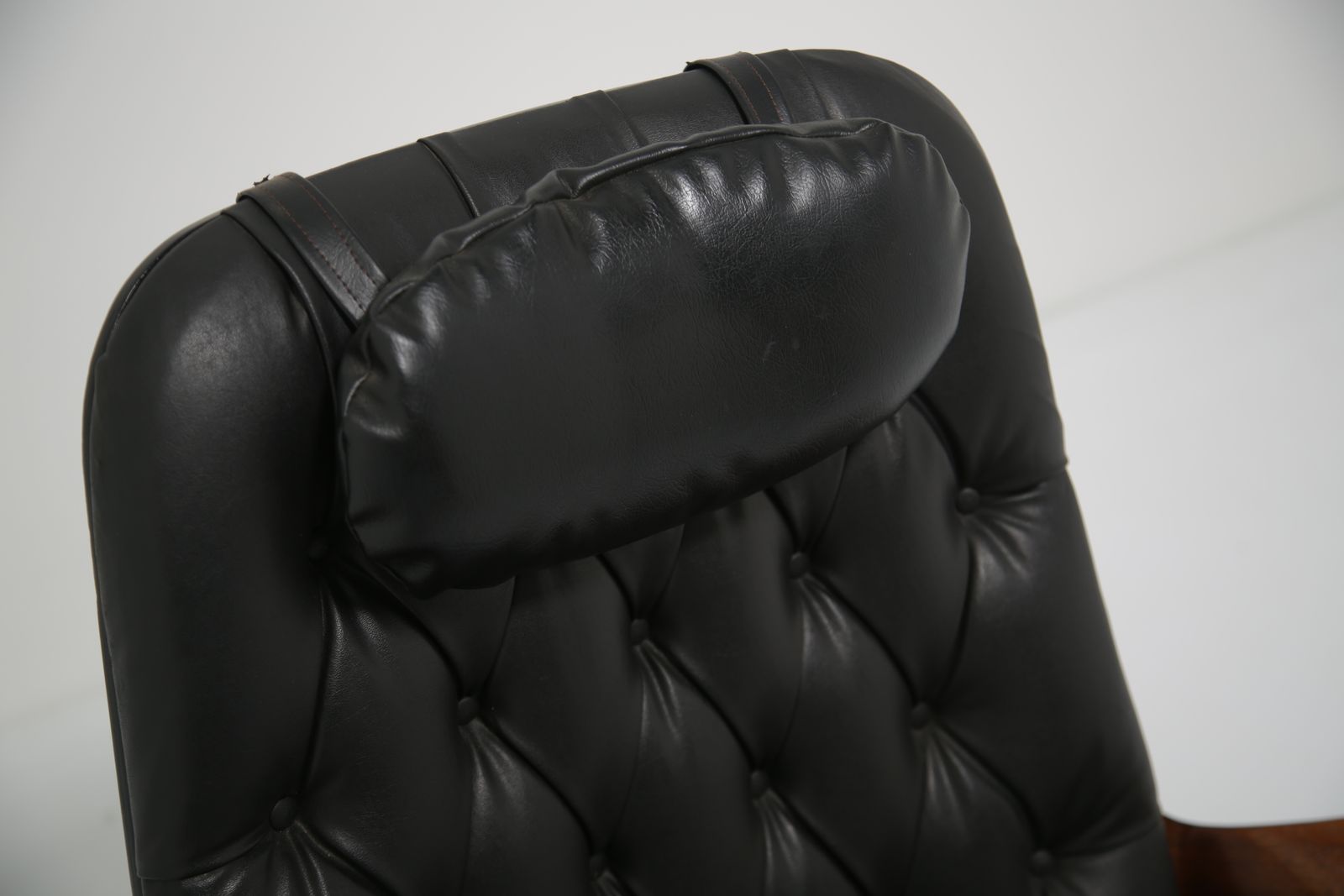 George Mulhauser For Plycraft: Iconic 'Mr. Chair' Lounge Chair In Sculpted Walnut & Black Leather, USA, 1960s photo Furniture