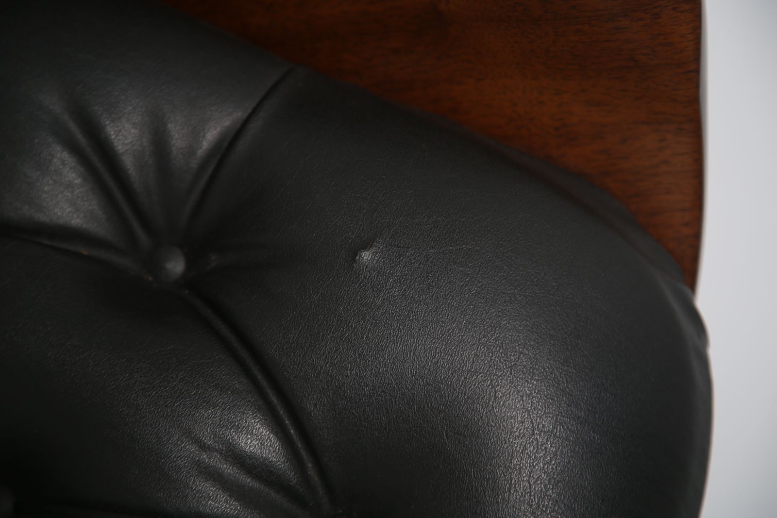 George Mulhauser For Plycraft: Iconic 'Mr. Chair' Lounge Chair In Sculpted Walnut & Black Leather, USA, 1960s photo vinterior