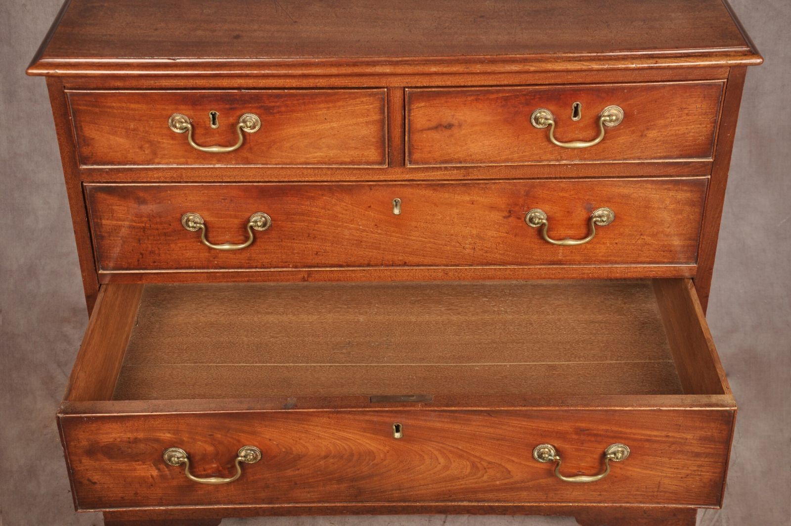 photo furniture Fine 18th Century Mahogany Chest Of Drawers