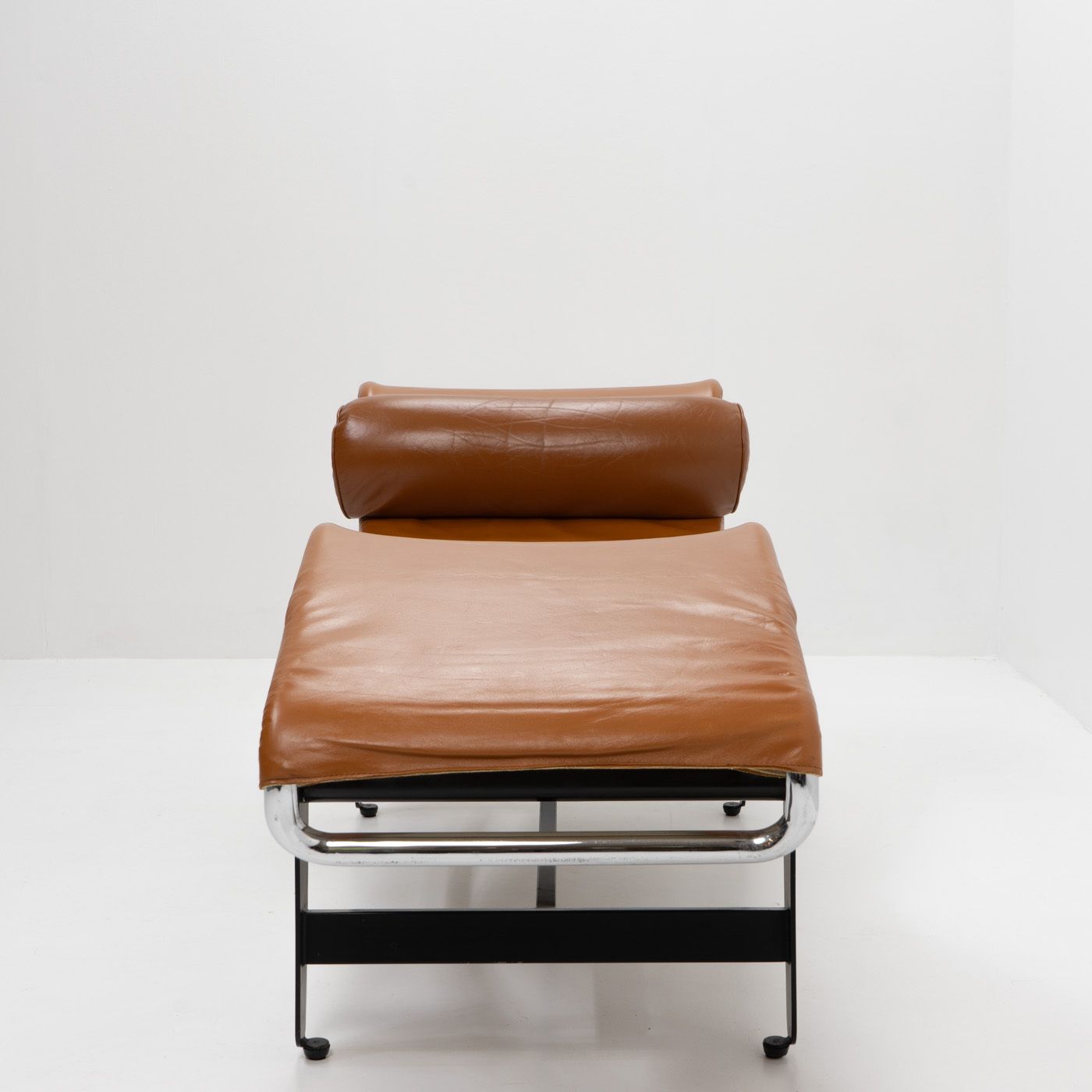 Charlotte Perriand, Le Corbusier    Chaise Longue 2072 / B306 (Lc4) By Wohnbedarf, 1950s photo Furniture