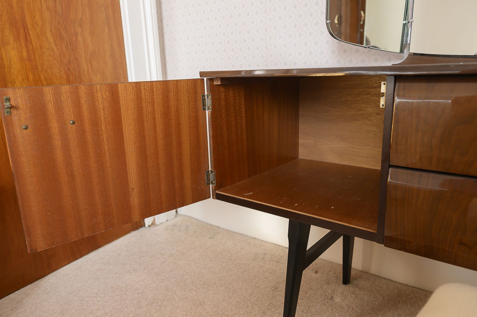 A Superb Walnut Veneered Dressing Table By Meredew photo Furniture