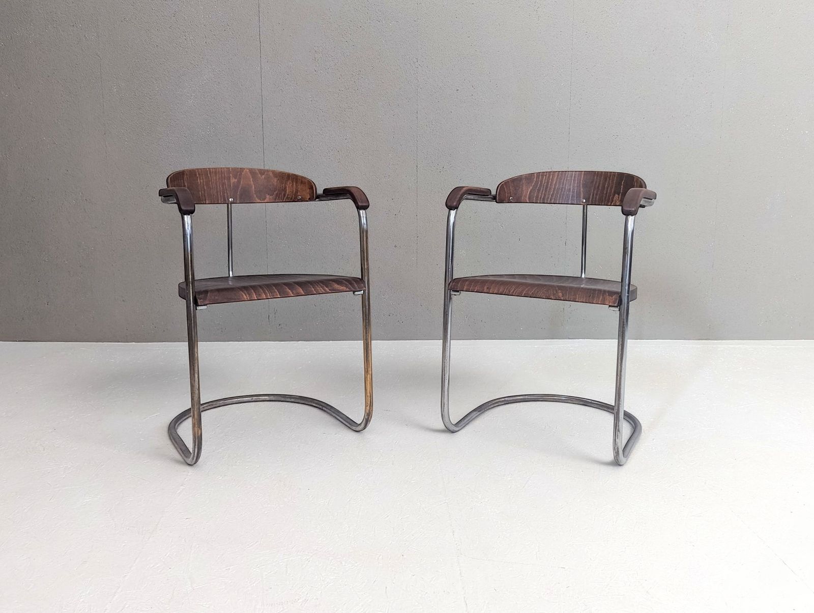 photo furniture Pair Of Ss 33 Cantilever Armchairs By Hans & Wassili Luckhardt, 1930s