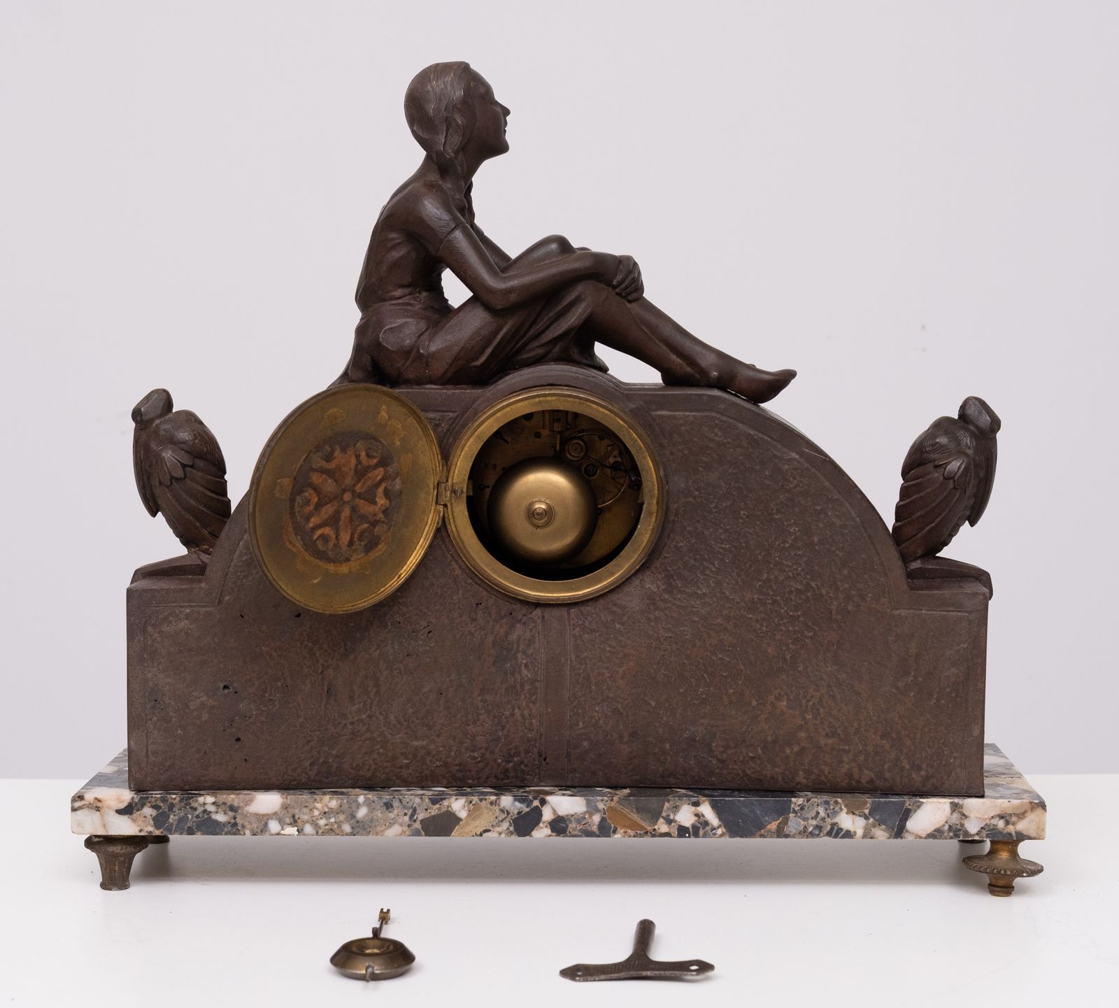 photo vinterior Franse Art Deco Klok Met Gestileerde Vogels En Garnituur, 1925