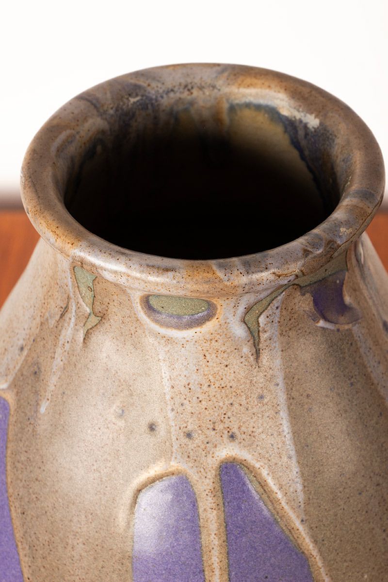 Décoration Grand vase Art déco en céramique émaillée violette par Léon Pointu, Grès de Puisaye, 1920. photo