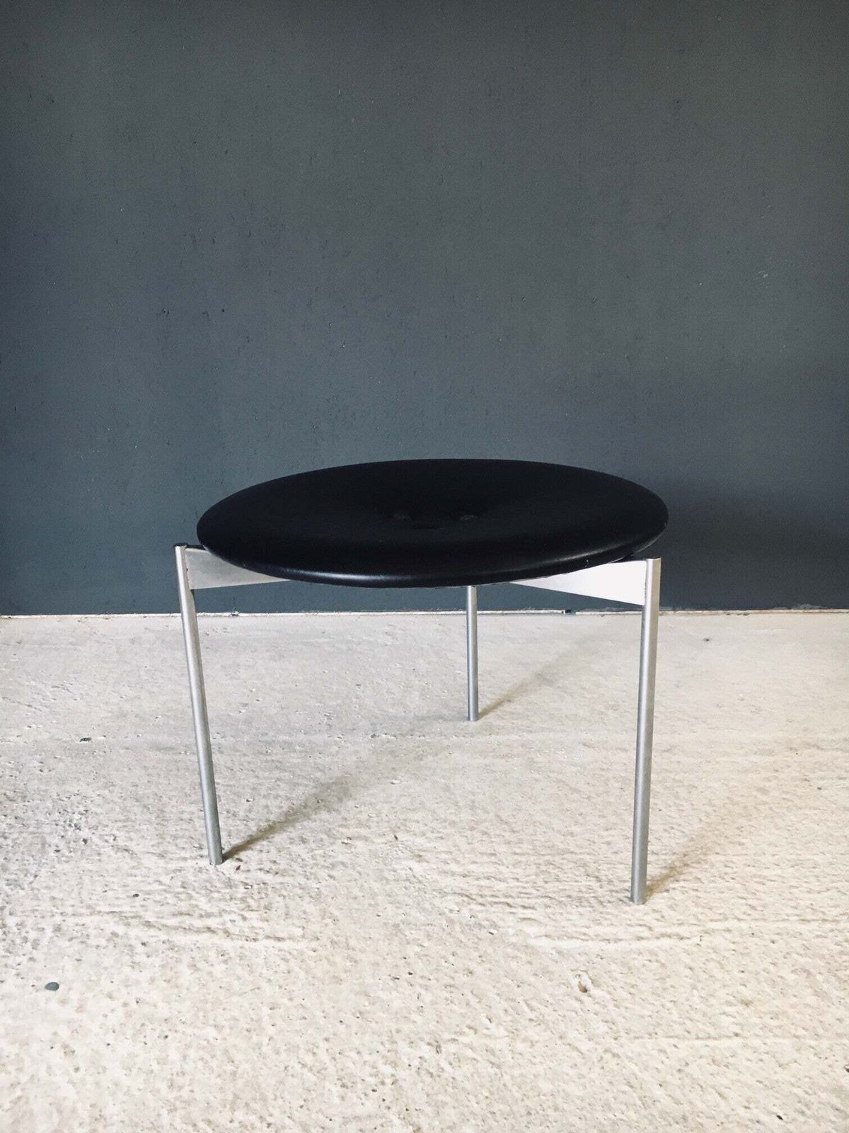 photo for sale Mid Century Modern Design Leren Driepootkruk Van Uno & östen Kristiansson Voor Luxus, Zweden, Ca. Jaren 1960