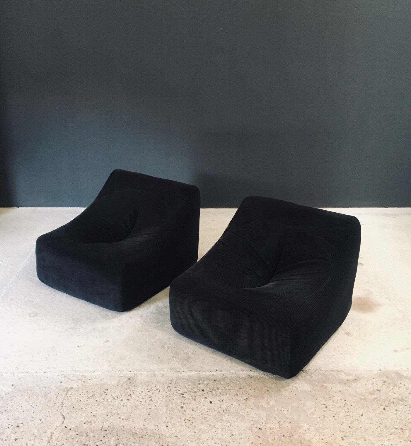 photo furniture 1970's Midcentury Modern French Design Corduroy Lounge Chair Set