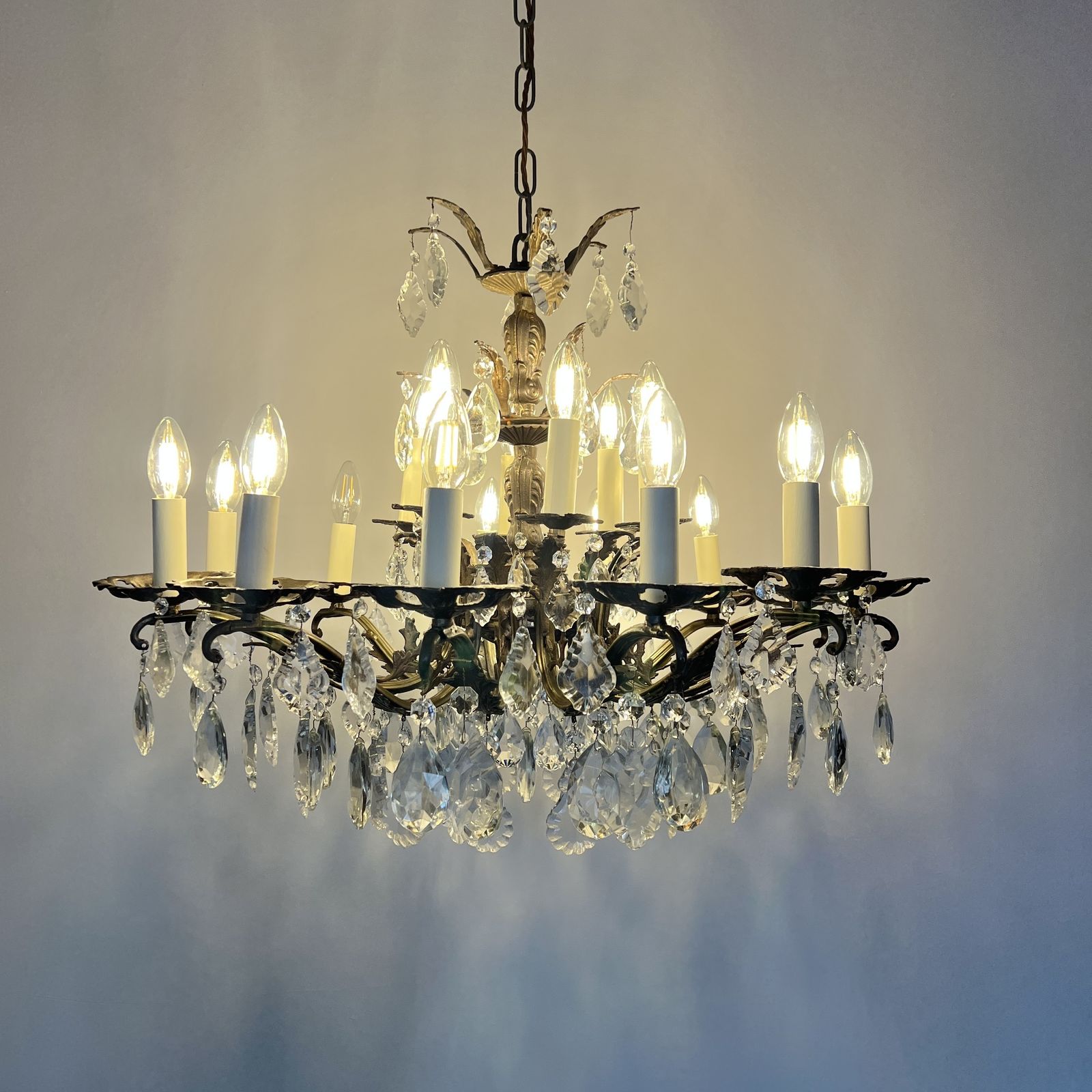 photo furniture Large Brass Chandelier With Glass Flat Leaf And Cut Glass Pear Drops