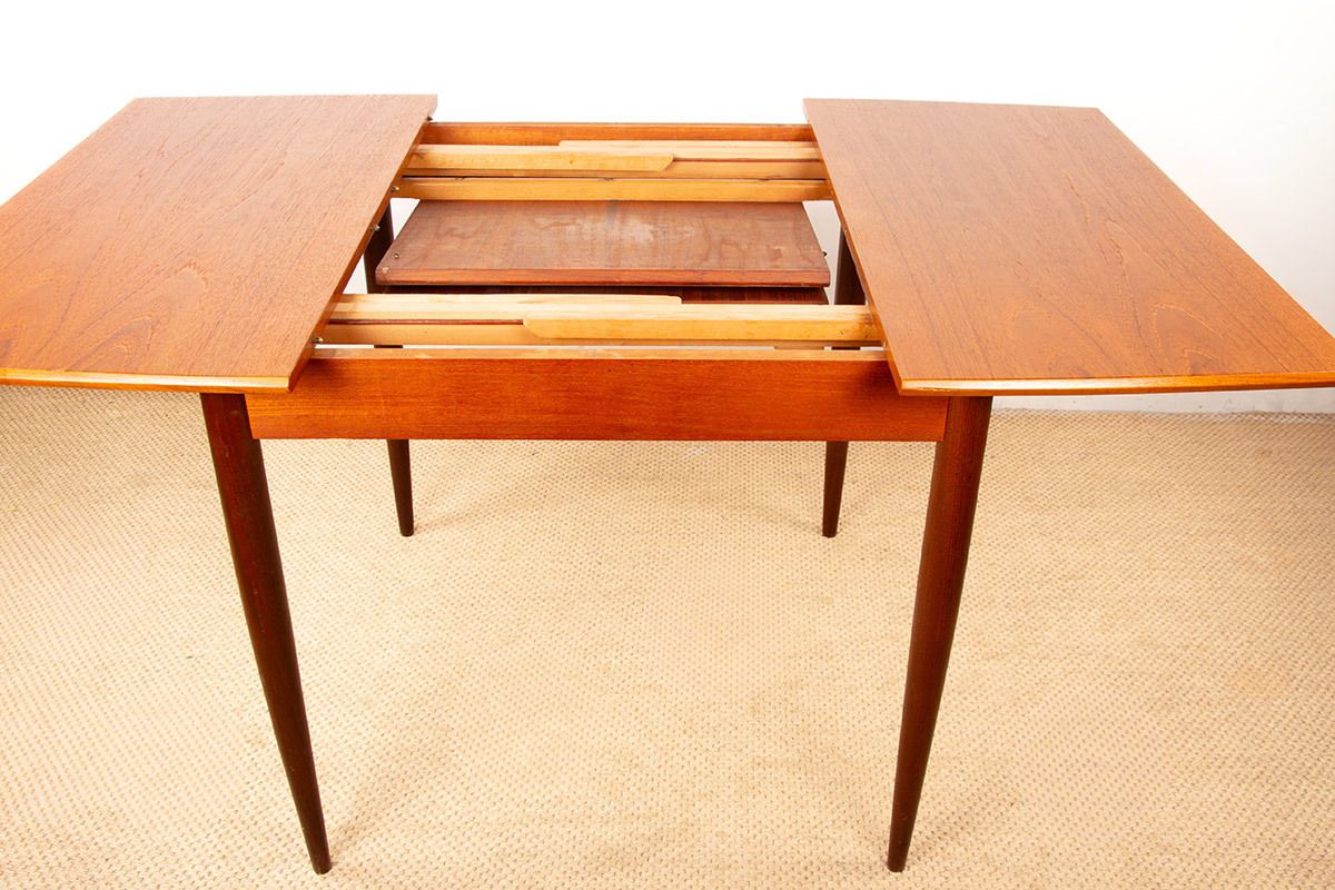 photo furniture Petite table à manger danoise carrée/oblongue extensible en teck, années 1960.