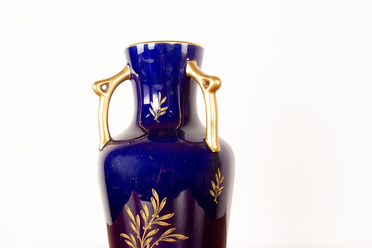Grand vase de style néoclassique en porcelaine, motifs bleu cobalt et or, manufacture Pinon Heuzé, 1930. photo for sale