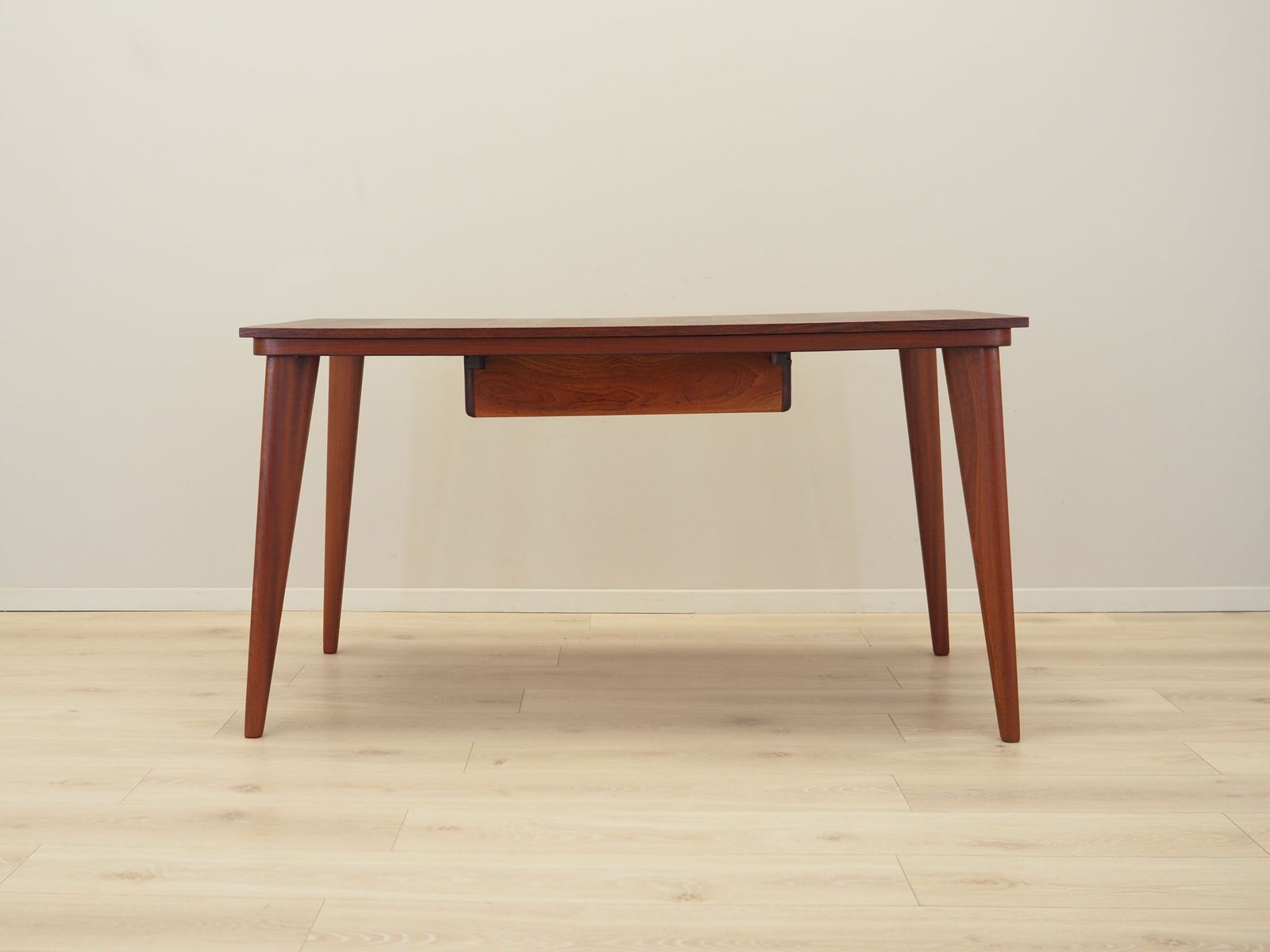 photo furniture Eiken Bureau, Italiaans Design, Jaren 1970, Productie: Italië