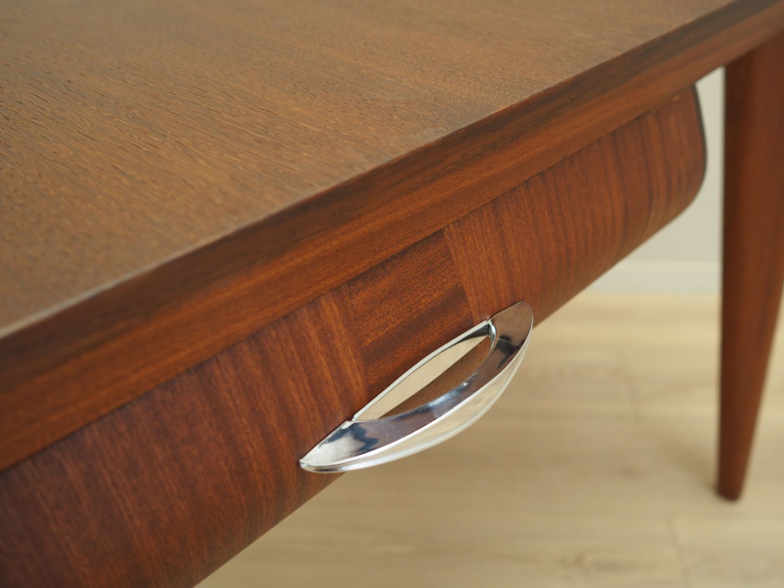 1669.0 Eiken Bureau, Italiaans Design, Jaren 1970, Productie: Italië photo