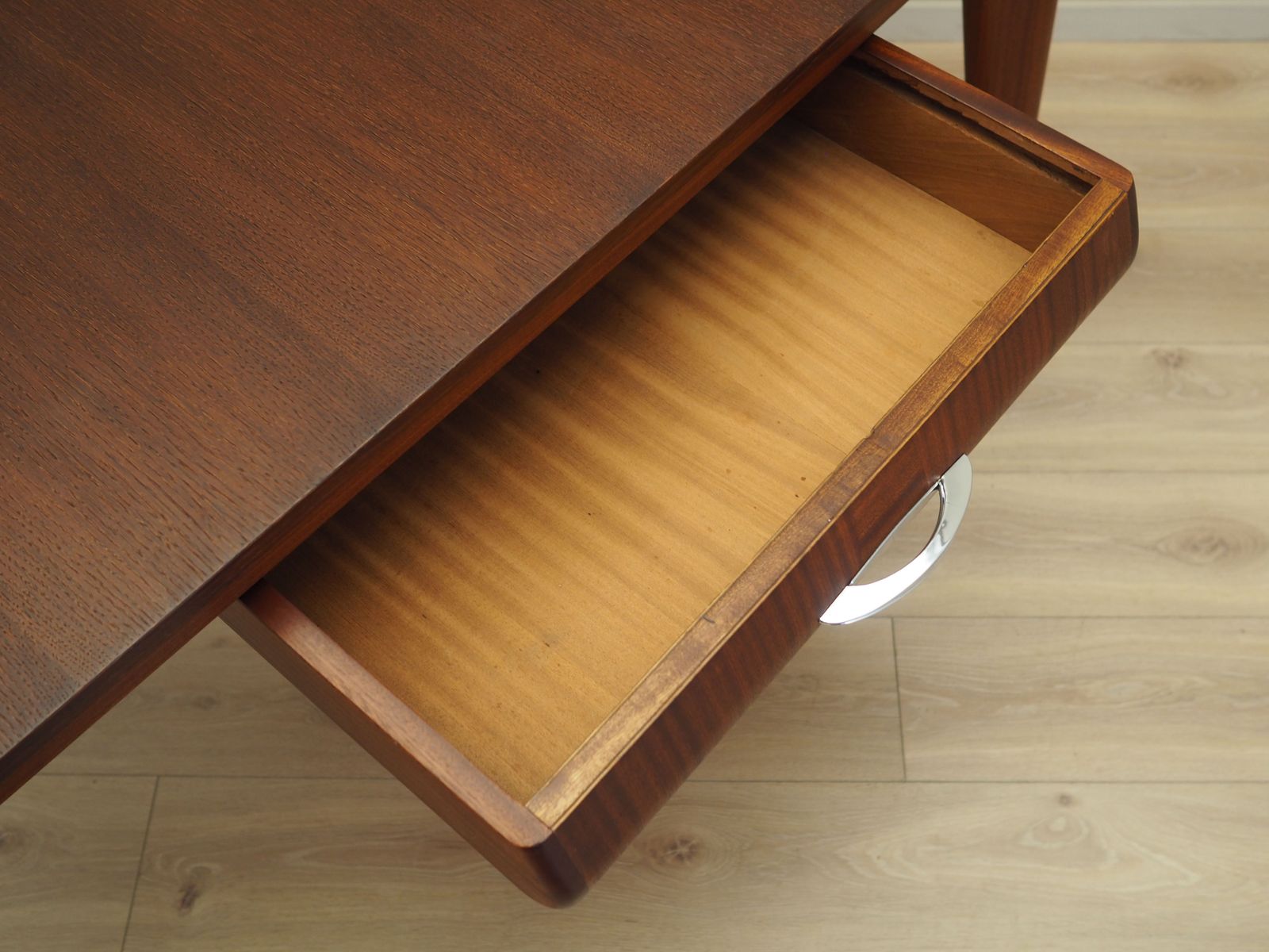 photo vinterior Eiken Bureau, Italiaans Design, Jaren 1970, Productie: Italië