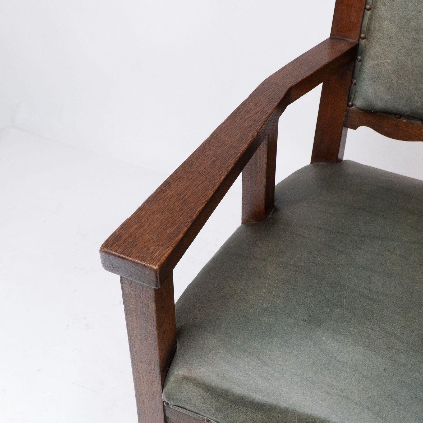 photo furniture Heal And Son (Attributed). An Arts And Crafts Six Legged Oak Armchair