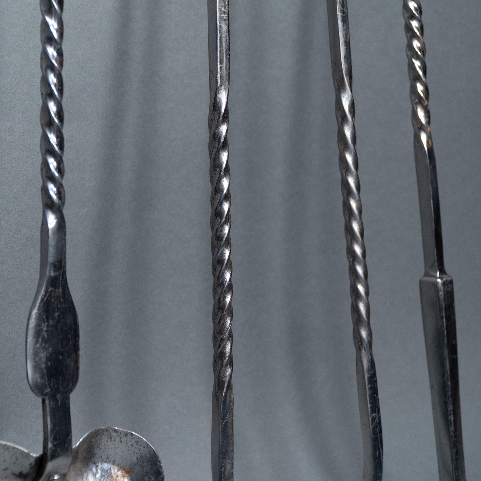 photo vinterior A Set Of Arts & Crafts Cotswold School Polished Steel Hand Wrought Fire Utensils